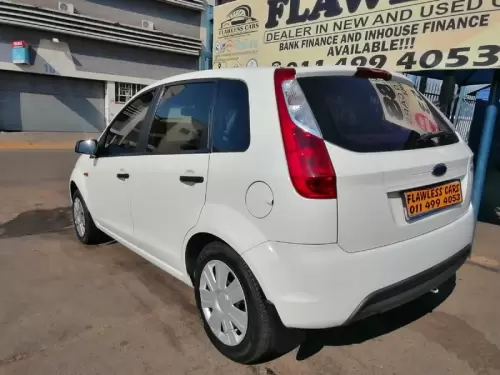 2013-Ford-Figo-14-Trend (10)