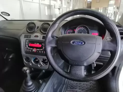 2013-Ford-Figo-14-Trend (18)
