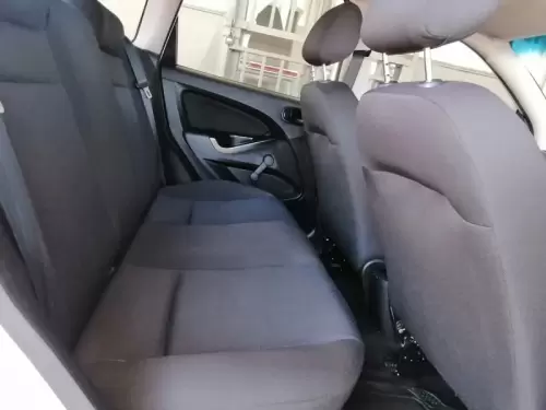2013-Ford-Figo-14-Trend (23)